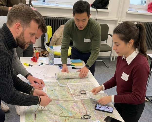 Teilnehmende eines High Performance Trainings mit Simulation bei der Bewältigung komplexer Aufgaben unter Zeitdruck