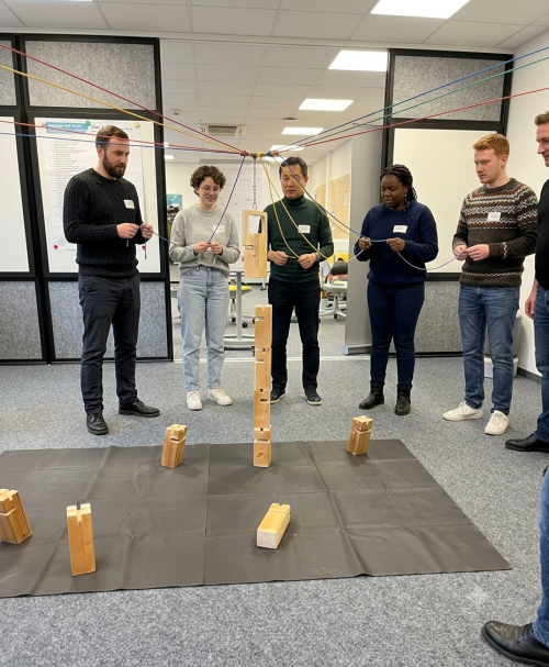 Teilnehmende eines High Performance Trainings in der Übung Tower of Power