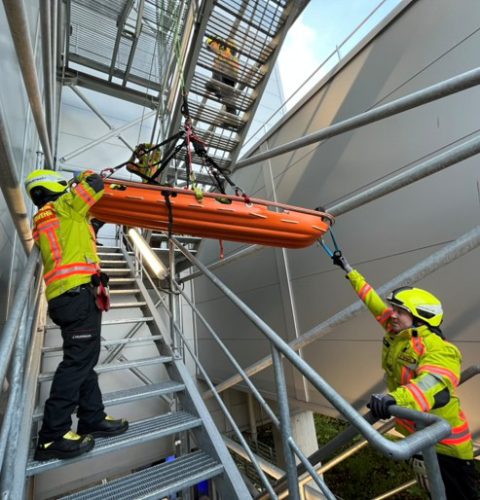 Werkfeuerwehr bei einer Rettungsübung als Beispiel für Hochleistung, klare Rollen und präzise Kommunikation unter Druck